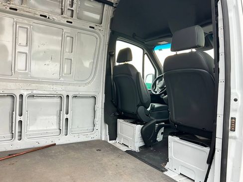 Used 2021 Mercedes-Benz Sprinter 2500 image 12