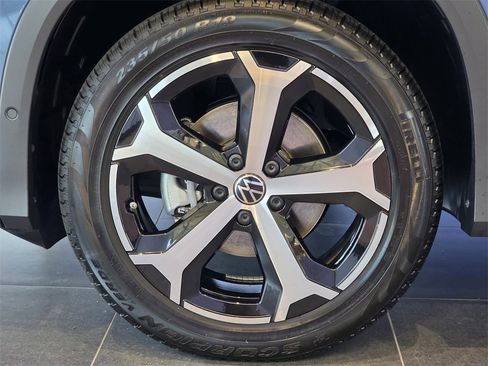 New 2025 Volkswagen Tiguan SE image 12