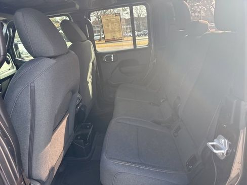 Used 2025 Jeep Gladiator Sport image 15