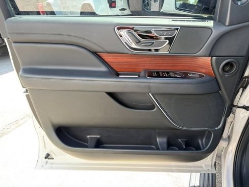 Used 2024 Lincoln Navigator Premiere AWD/4WD image 24