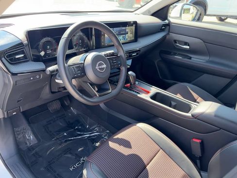 Used 2025 Nissan Kicks SR FWD image 8