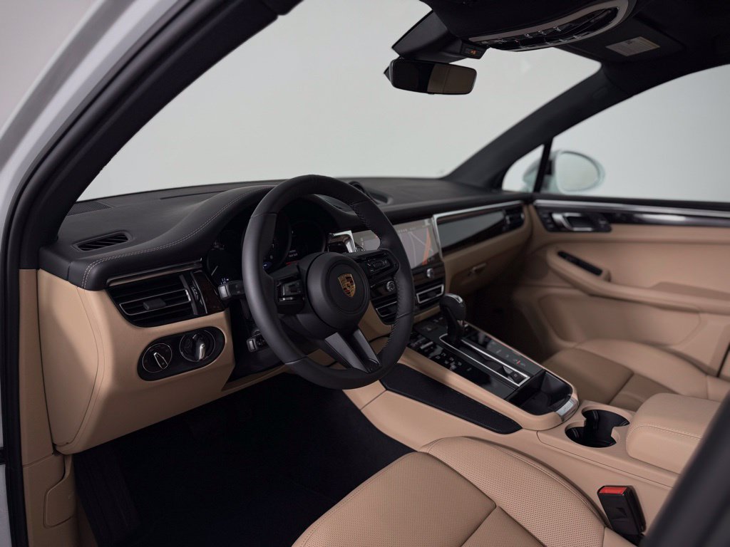 Certified 2026 Porsche Macan AWD/4WD image 4