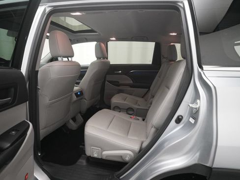 Used 2014 Toyota Highlander Limited w/ Driver Technology Package AWD/4WD image 16