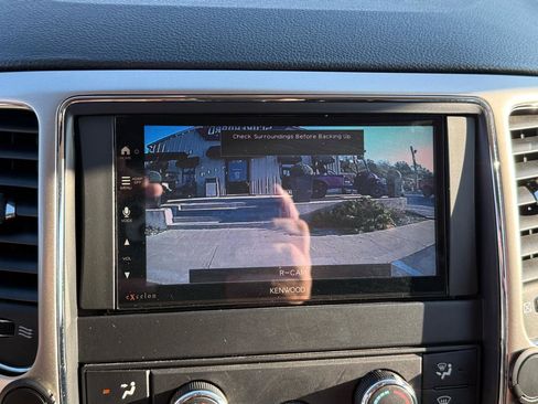 Used 2012 Jeep Grand Cherokee Laredo w/ Laredo E Group AWD/4WD image 22