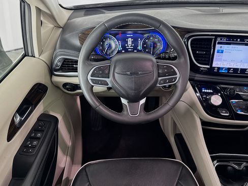 Used 2023 Chrysler Pacifica Limited FWD image 15