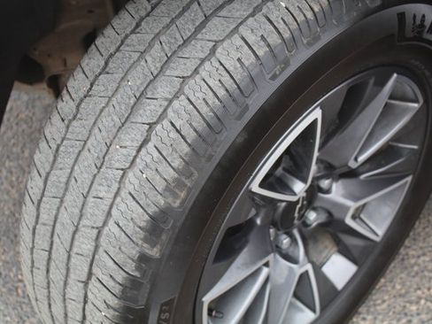 Used 2022 Chevrolet Suburban Z71 image 13