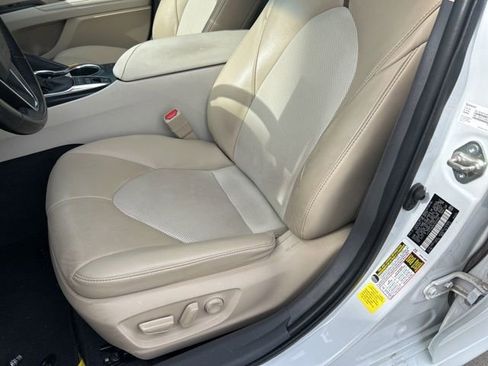 Used 2020 Toyota Camry XLE image 8