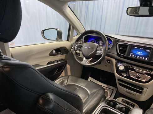 Certified 2020 Chrysler Pacifica Touring-L image 43