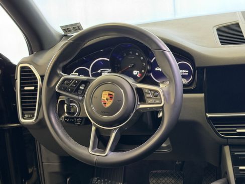 Certified 2023 Porsche Cayenne Platinum Edition image 20