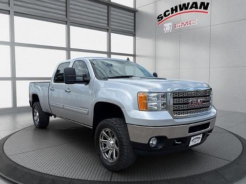 Used 2011 GMC Sierra 2500 SLE w/ SLE Preferred Package AWD/4WD image 2