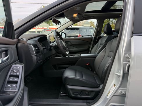 Used 2023 Nissan Rogue SV w/ SV Premium B Package image 42