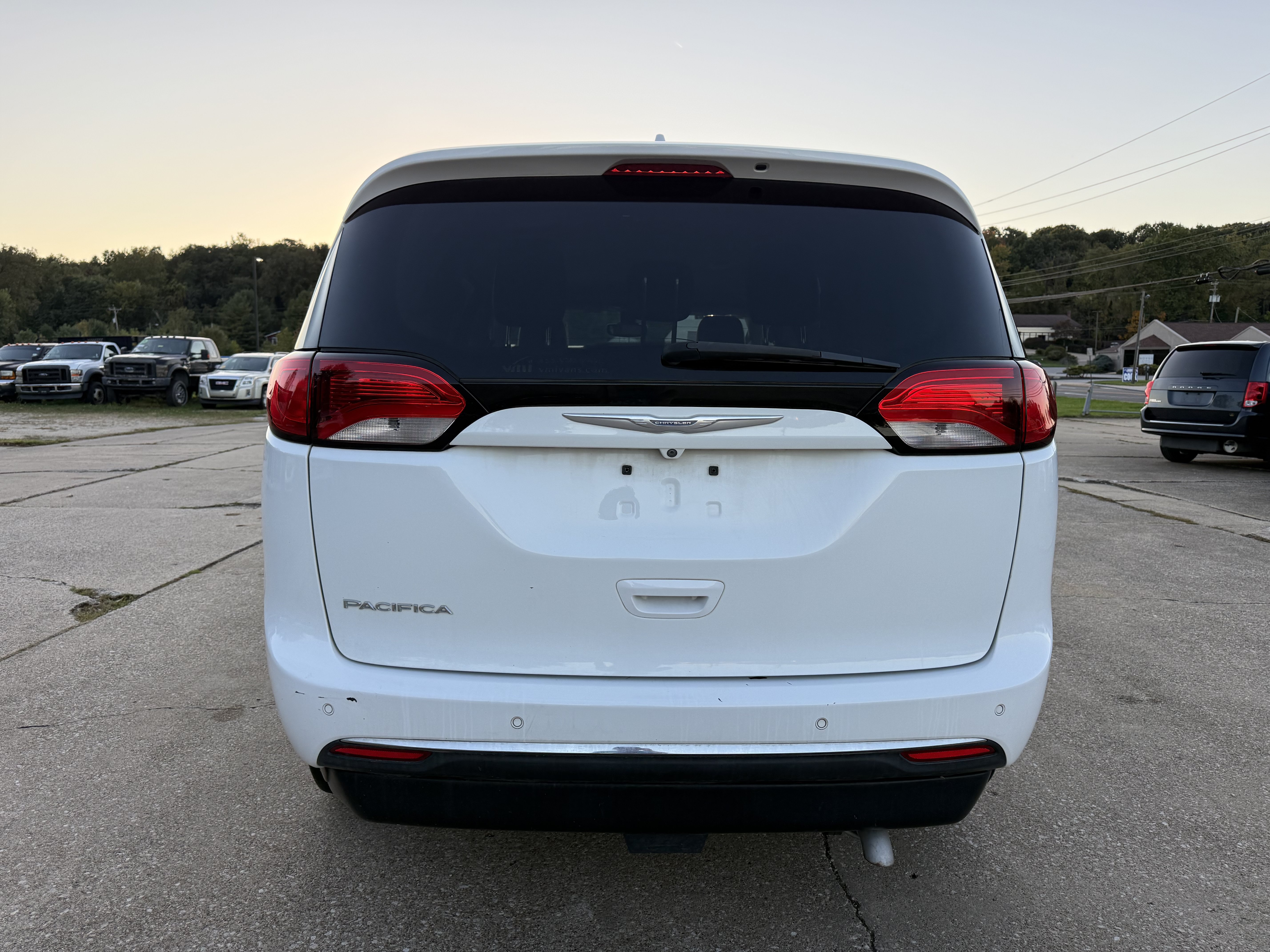 Used 2017 Chrysler Pacifica Touring-L FWD image 9