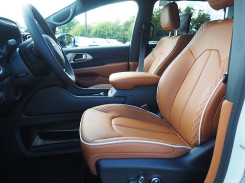 New 2026 Chrysler Pacifica Pinnacle image 13