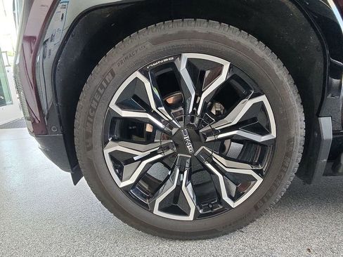 Certified 2025 GMC Sierra EV Denali AWD/4WD image 32