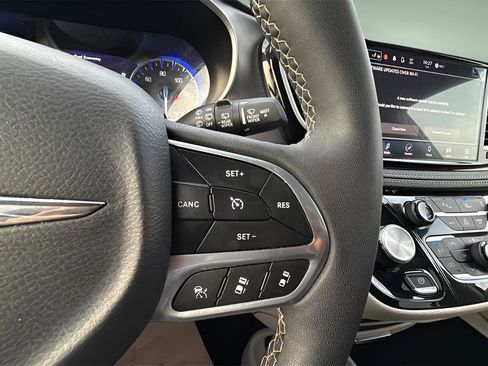 Used 2023 Chrysler Pacifica Touring-L image 27