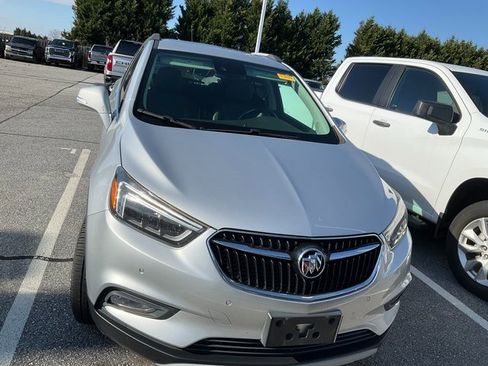 Used 2018 Buick Encore Premium image 2