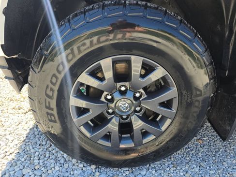 Certified 2020 Toyota Tacoma SR5 AWD/4WD image 11