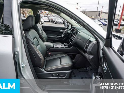 Used 2025 Nissan Pathfinder SL w/ SL Premium Package image 25