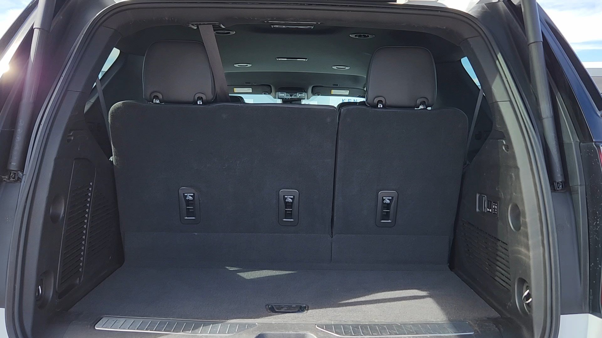 Used 2023 Chevrolet Tahoe Premier AWD/4WD image 19