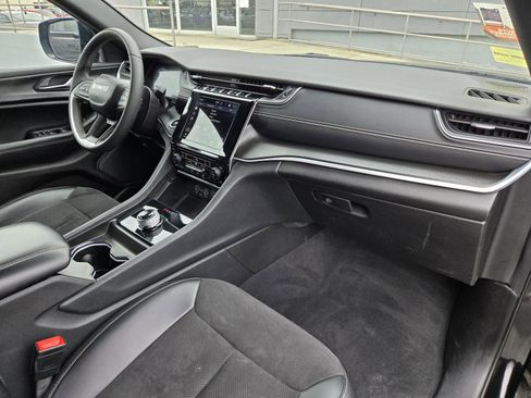 Certified 2024 Jeep Grand Cherokee L Laredo image 31