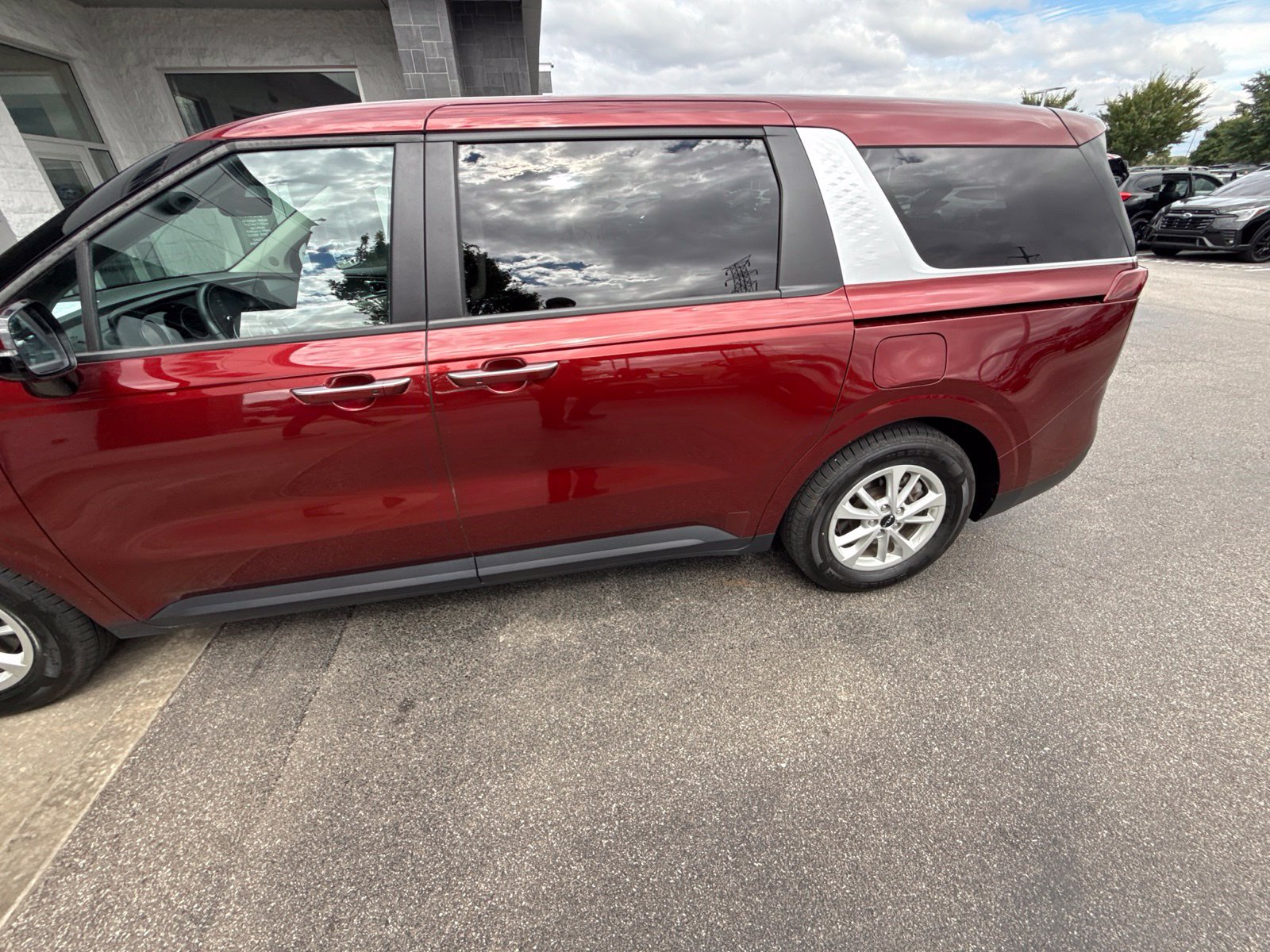 Used 2024 Kia Carnival LX FWD image 8