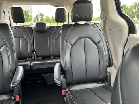 Used 2024 Chrysler Pacifica Touring-L image 40