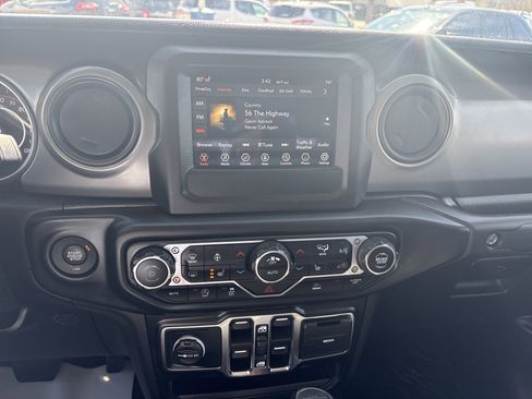 Used 2021 Jeep Gladiator Willys image 12