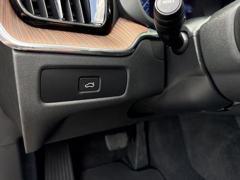 Used 2023 Volvo XC60 B5 Ultimate w/ Climate Package FWD image 18