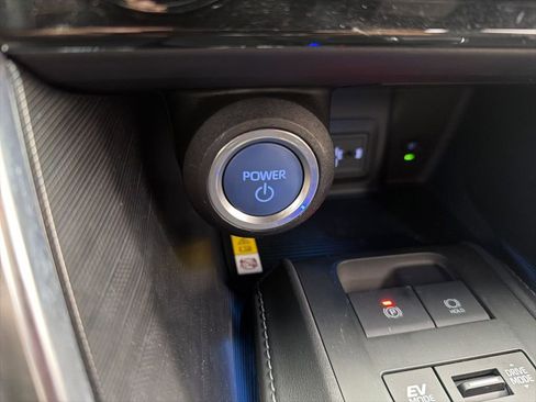 Used 2022 Toyota Venza XLE image 18