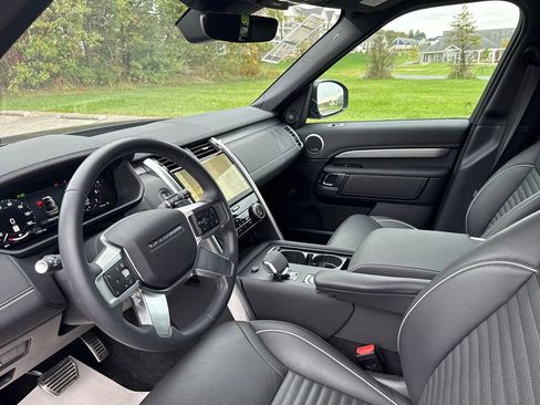 New 2024 Land Rover Discovery Dynamic SE image 23