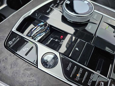 Used 2024 BMW X7 xDrive40i w/ Executive Package image 31