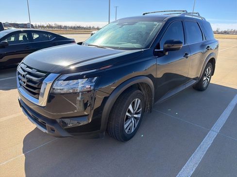 Used 2024 Nissan Pathfinder SL image 1