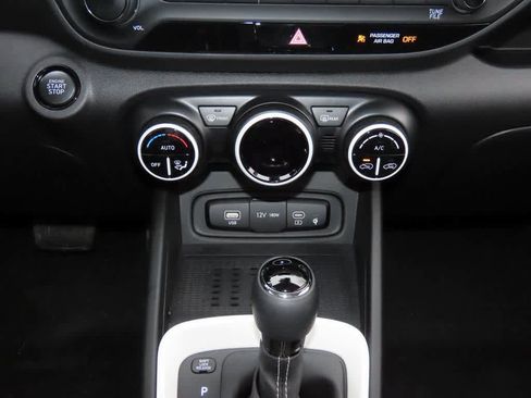 Used 2025 Hyundai Venue Limited image 21