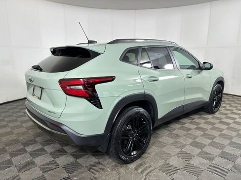 Used 2024 Chevrolet Trax ACTIV w/ Sunroof Package image 3