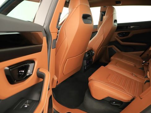 Used 2025 Lamborghini Urus SE AWD/4WD image 35