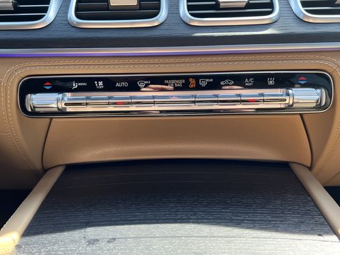 Used 2025 Mercedes-Benz GLE 450e 4MATIC image 29