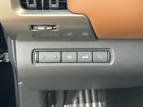 Used 2025 Nissan Pathfinder Platinum image 13