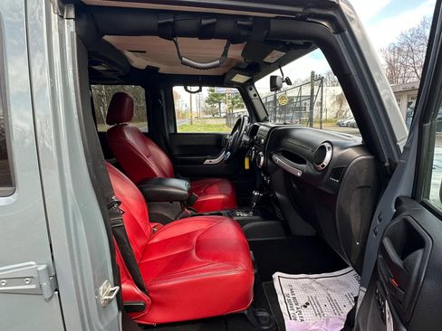Used 2013 Jeep Wrangler Unlimited Rubicon image 34