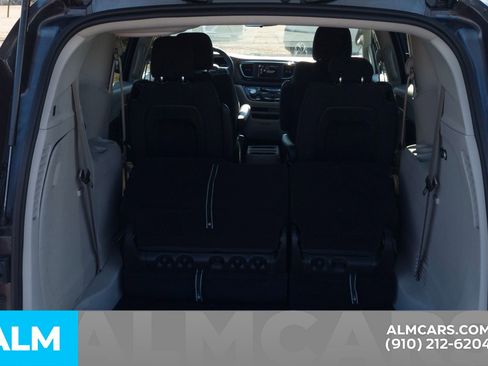 Used 2022 Chrysler Voyager LX image 9