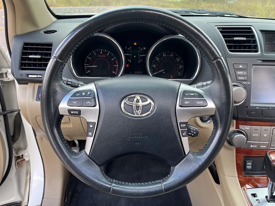 Used 2011 Toyota Highlander Limited w/ Tow Pkg FWD image 12