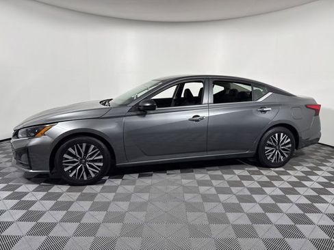 Used 2025 Nissan Altima 2.5 SV FWD image 3