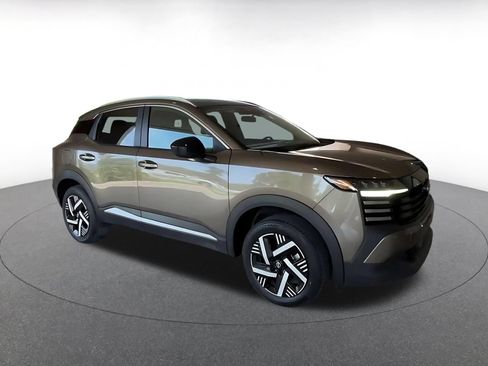 Used 2026 Nissan Kicks SV w/ Cold Weather Package FWD image 2