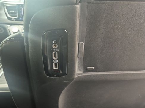 Used 2020 Chrysler Pacifica Limited w/ Advanced Safetytec Group FWD image 35