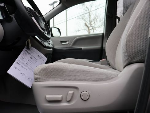 Used 2020 Toyota Sienna LE image 28