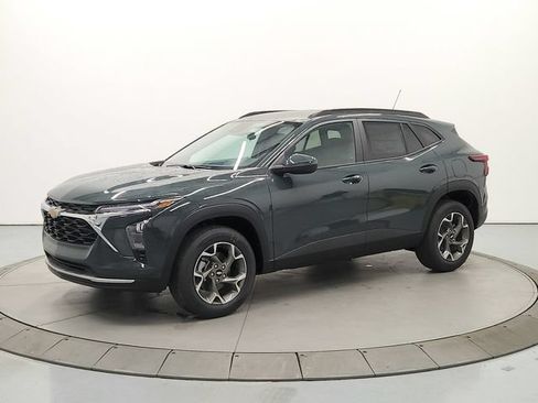 New 2026 Chevrolet Trax LT w/ LT Convenience Package FWD image 3