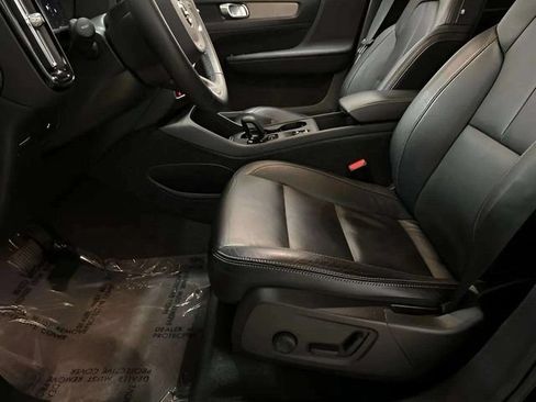 Used 2023 Volvo XC40 B4 Core w/ Convenience Package FWD image 60