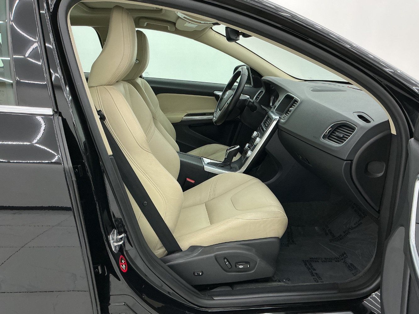 Used 2017 Volvo S60 T5 Inscription Platinum w/ Climate Package AWD/4WD image 15