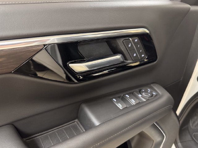 Used 2025 Chevrolet Suburban Z71 AWD/4WD image 7