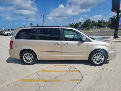 Used 2013 Chrysler Town & Country Touring-L w/ Entertainment Group #2 FWD image 6