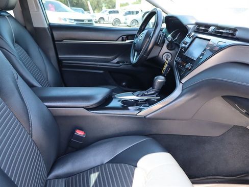 Used 2019 Toyota Camry SE FWD image 12